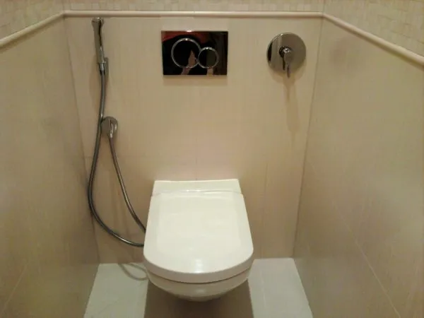 Практичная особенность независимых туалетных установок заключается в том, что гигиенические души идеально подходят для помещений, где всегда есть душевая лейка.