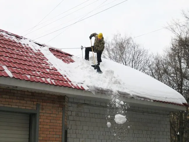 Очистка крыши от снега