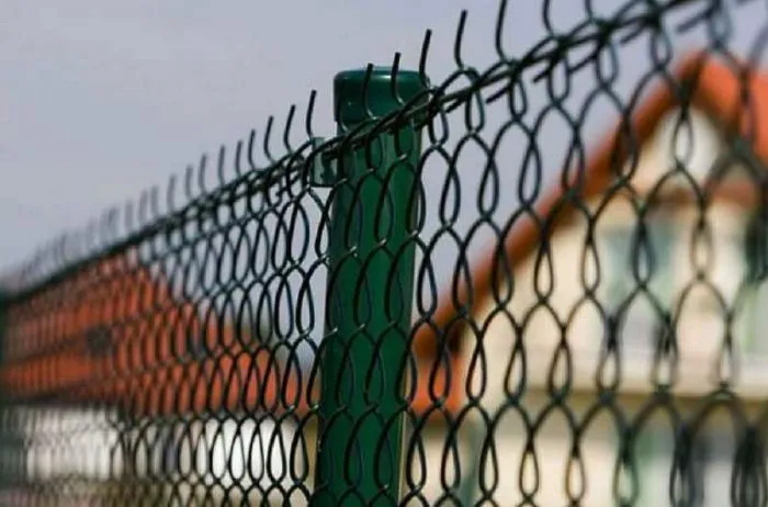 Как построить цепную ограду из рабицы: много путей для достижения одной цели