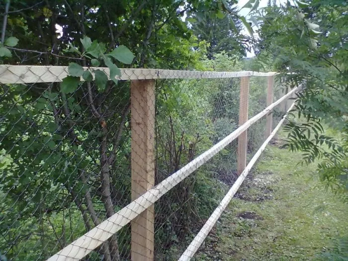 Как построить цепную ограду из рабицы: много путей для достижения одной цели