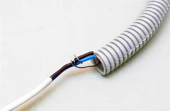 Гофрированные проводники обычно поставляются с проводником из стальной проволоки для пропускания кабеля через него.