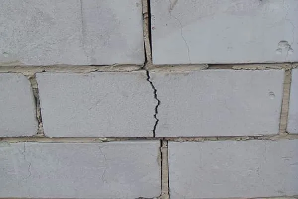 Как заделать трещину в стене из ячеистого бетона: способы устранения