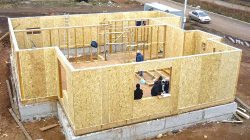 Когда строить дом из деревянной фанеры