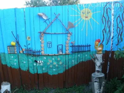 Картина на заборе 'Деревня в Простоквашино'