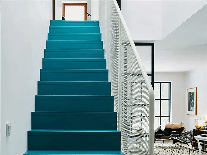 Окраска бетонных лестниц