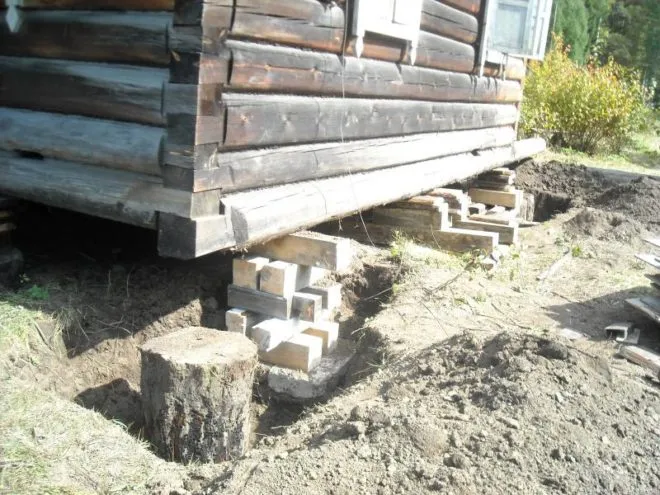 Подъем деревянного дома для ремонта