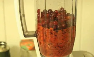 Затем поместите их в чашу блендера и измельчите до тех пор, пока ягоды не будут раздавлены.