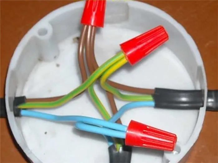Поиск фазного кабеля с помощью индикаторной отвертки Изоляция скрутки с помощью колпачка