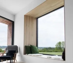 Пример облицовки окон деревянными панелями