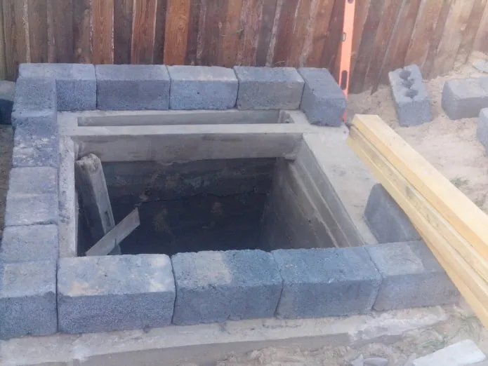 Цементный блок, уложенный по периметру туалета