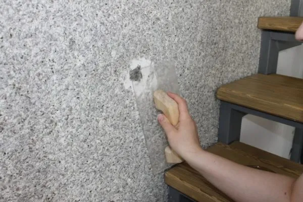 Мокрые обои могут удалить небольшие дефекты со стен