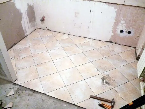 Керамическая плитка на полу