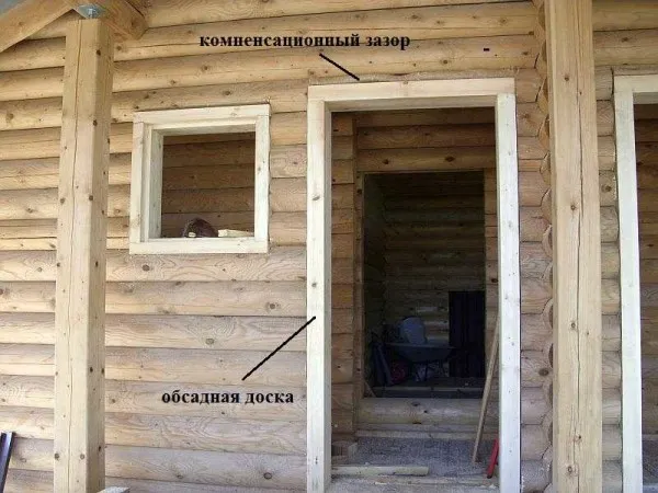 Установка дверей в деревянных домах: сначала срежьте деревянную раму