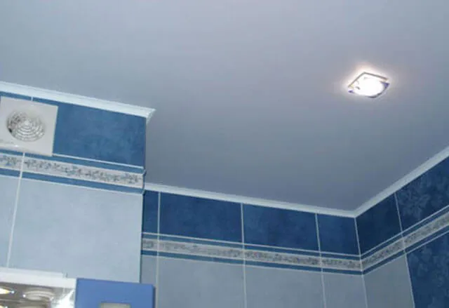 Натяжной потолок в ванной комнате с глянцевым потолком