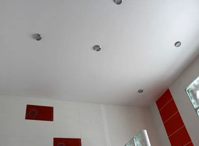 Сатиновые крыши в ванных комнатах