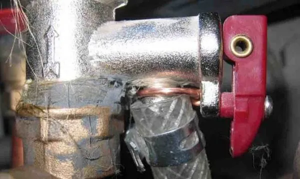Вот как будет выглядеть клапан сброса давления на водонагревателе после установки