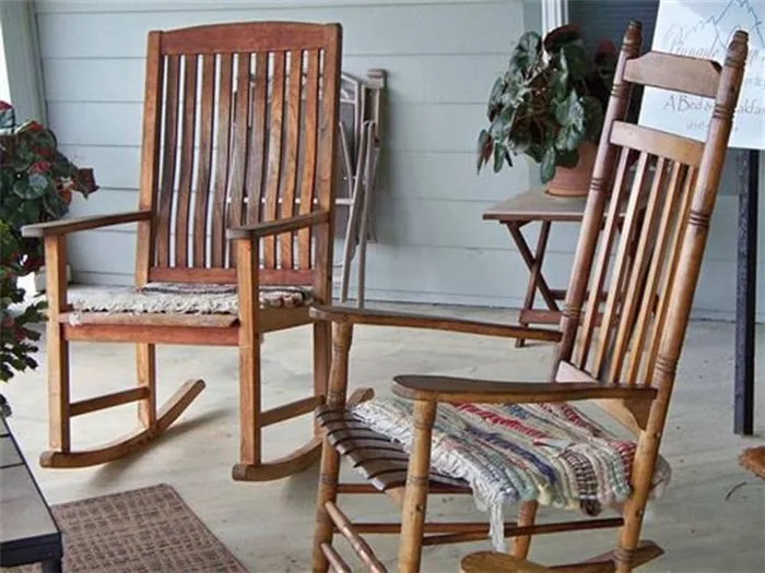 Старому креслу или стулу можно дать новую жизнь.