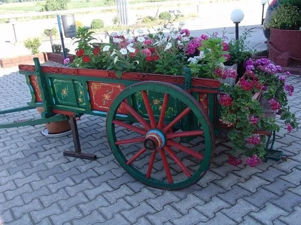 Цветочная клумба с коляской. Фото с сайта liveinternet.ru