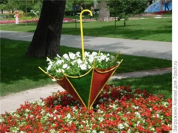 Цветочная клумба с зонтиками. Фото с сайта zelenyjmir.ru