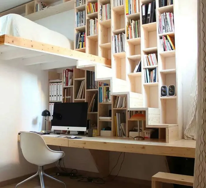 Встроенные книжные шкафы между двумя комнатами