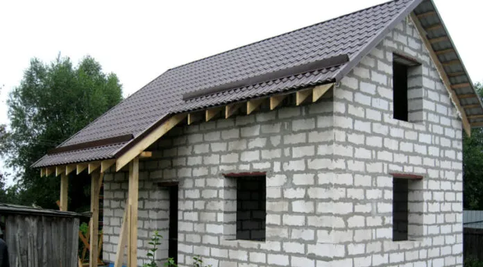 Ένα σπίτι από τσιμεντόλιθο: τεχνολογία κατασκευής, χαρακτηριστικά του υλικού