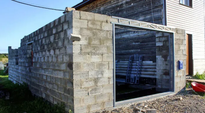Ένα σπίτι από τσιμεντόλιθο: τεχνολογία κατασκευής, χαρακτηριστικά του υλικού