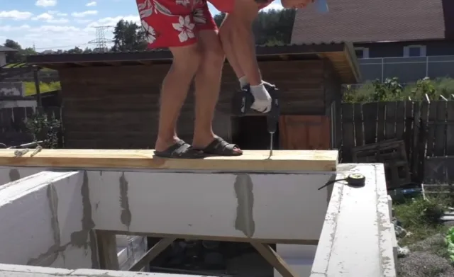 Как построить крышу из одной рейки на банном доме