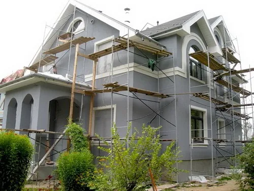 Как покрасить фасад дома на строительных лесах