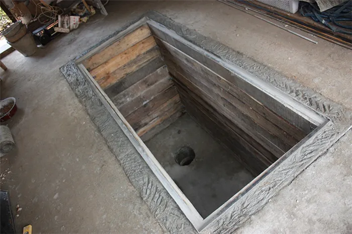Если вы решили построить яму, оптимальный размер: 1 м, длина - 2 м, глубина - 180-200 смФото: carnovato.ru