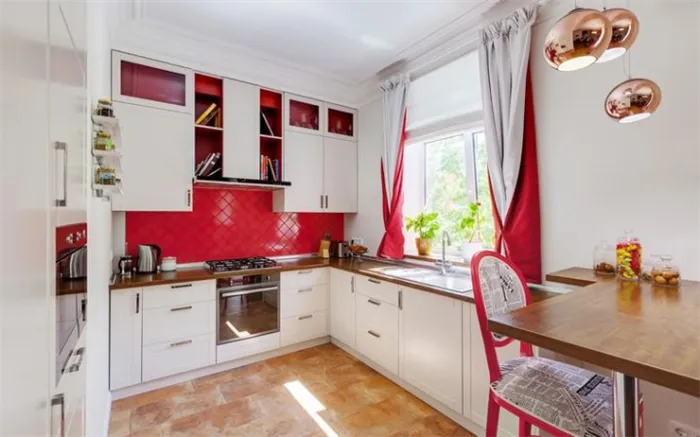 Кухонный фартук из ярко-красной плитки