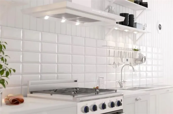 Практичная белая плитка на кухонных фартуках