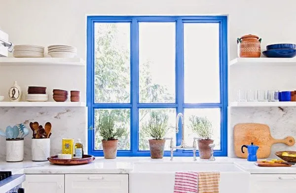 Изменение цвета окон ПВХ может освежить декор вашей комнаты.