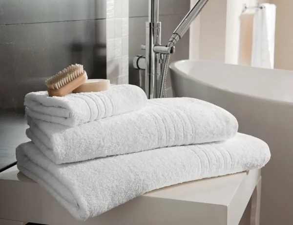 Мягкое полотенце предотвратит царапание поверхности поручня и самой ванны.