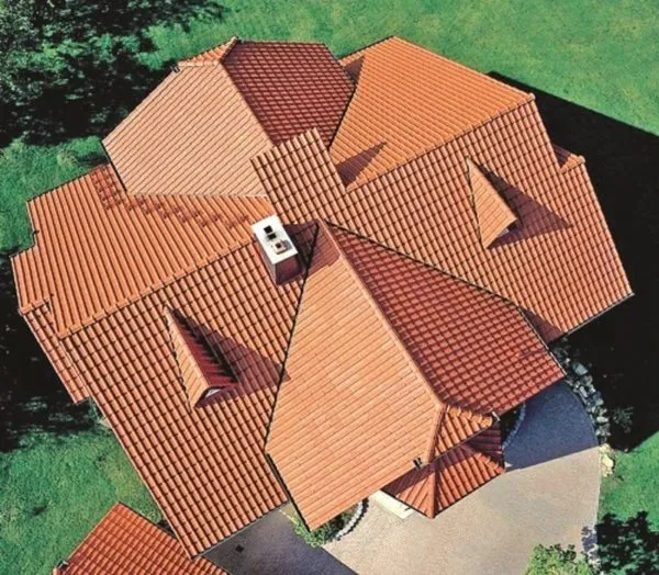 Если ваш дом имеет много пристроек, то конструкция с несколькими крышами идеально подойдет для вашего дома.