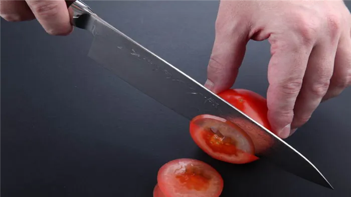Ножи режут помидоры.