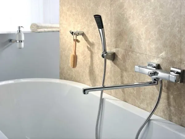 Длинные отверстия - традиционный выбор для смесителей для ванны.